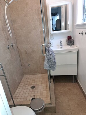 Shower, hair dryer - 1 bedroom spacious apt in Beverly hills (Beverly Hills)