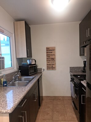 Fridge, microwave, oven, stovetop - 1 bedroom spacious apt in Beverly hills (Beverly Hills)