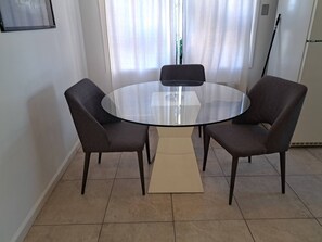 Dining - 1 bedroom spacious apt in Beverly hills (Beverly Hills)