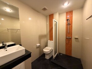 Shower, towels - Cozy Studio with Balcony - Pratumnak Hill (Muang Pattaya)