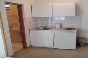 Kühlschrank, Herdplatte, Toaster, Esstisch