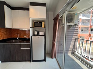 Refrigerador, microondas, parrilla de estufa y tostadora 