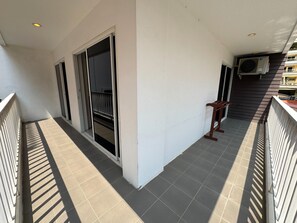 Terrace/patio - Stylish Pool-View Studio with Balcony - New Nordic VIP 3, Pratumnak (Muang Pattaya)