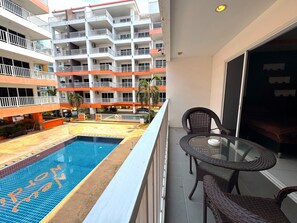 Outdoor dining - Pool-View Studio with Balcony - New Nordic VIP 4, Pratumnak (Muang Pattaya)