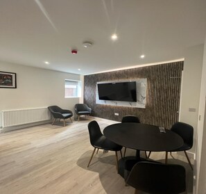 Apartment | Dining - Deluxe Single Room (Manchester)