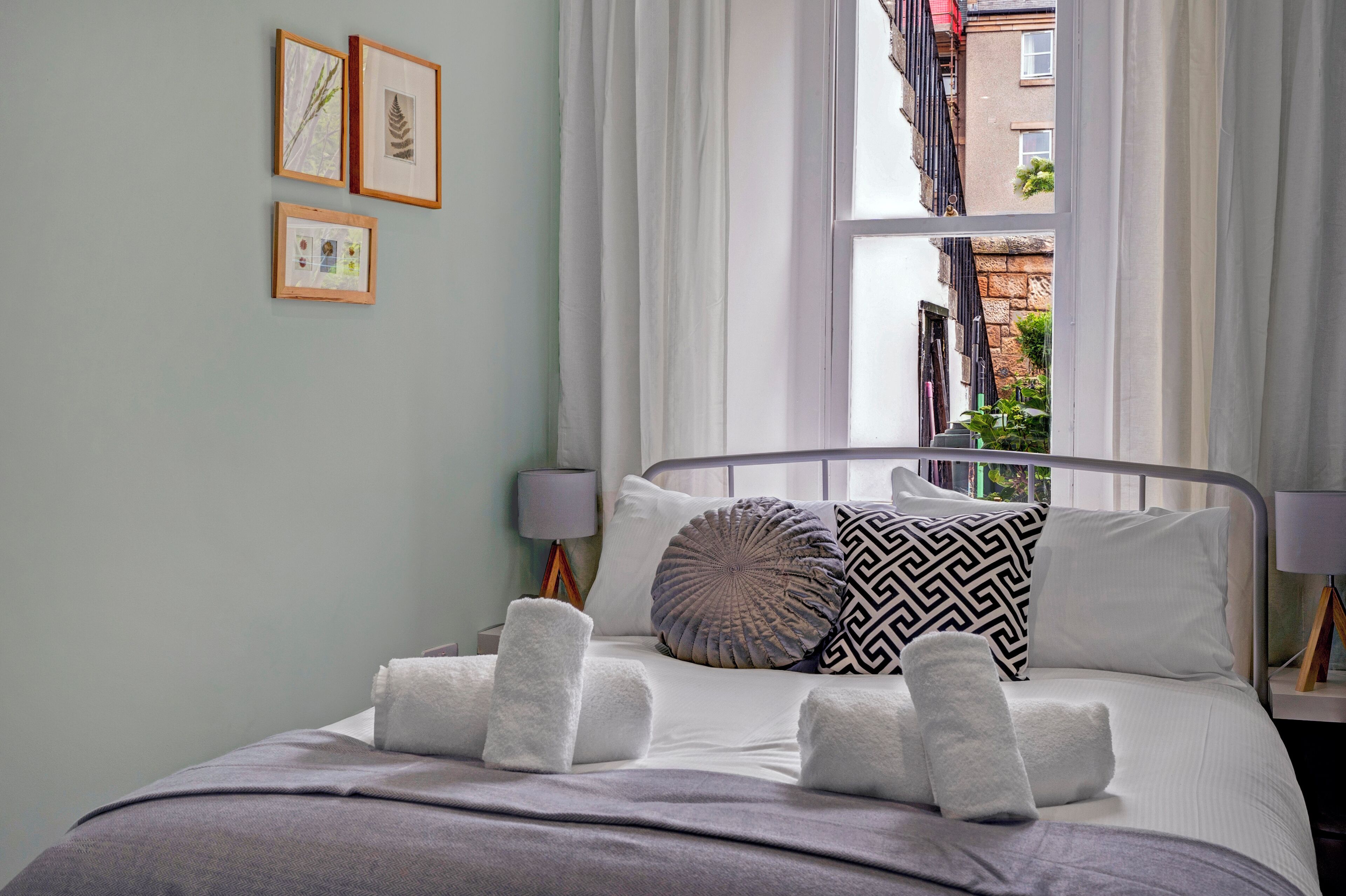 3 bedrooms, internet, bed sheets