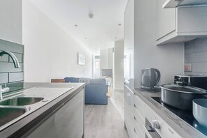 Refrigerador, microondas, horno, placa de cocina