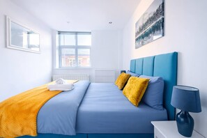Tabla de planchar con plancha, acceso a internet y ropa de cama 