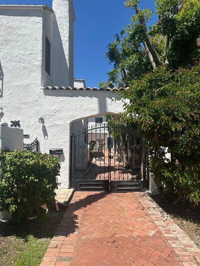 3 bedroom plus 2 baths in Beverly hills