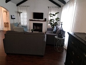 TV - 3 bedroom plus 2 baths in Beverly hills (Beverly Hills)