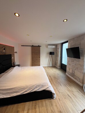 Fer et planche à repasser, Wi-Fi, literie fournie