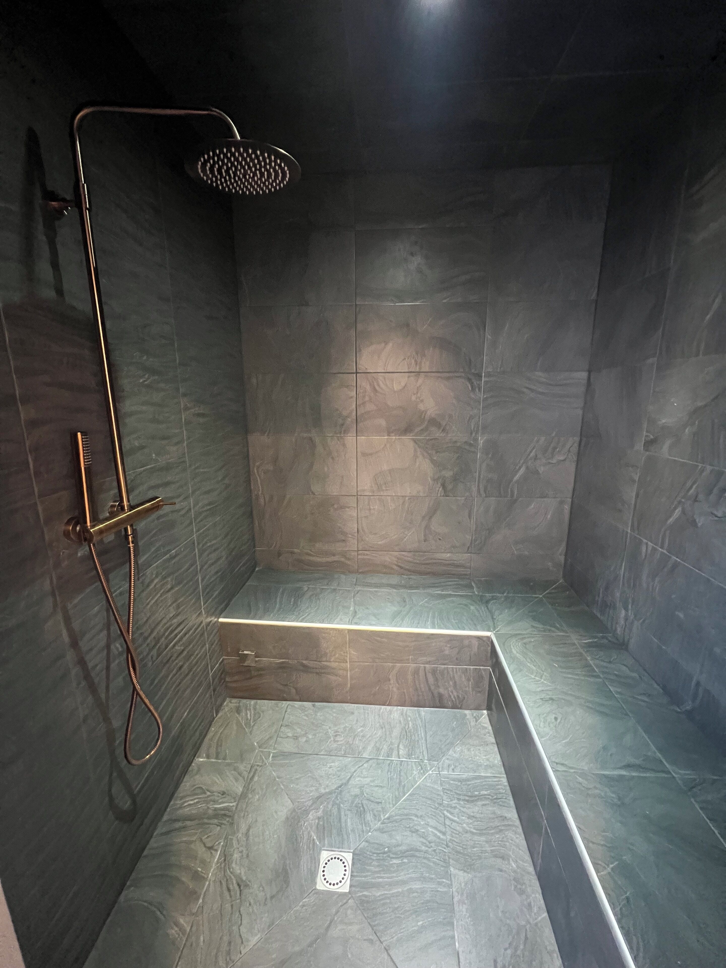 Douche, sèche-cheveux, serviettes fournies, savon