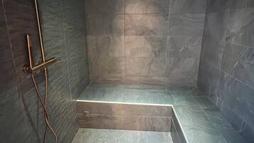 Douche, sèche-cheveux, serviettes fournies, savon