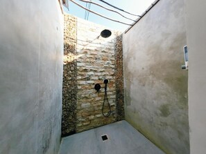 ห้องดีลักซ์ดับเบิล | ห้องน้ำ | ฝักบัว, ผ้าเช็ดตัว, กระดาษชำระ