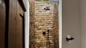 Deluxe-dobbeltværelse | Badeværelse | Bruser, håndklæder, Toiletpapir