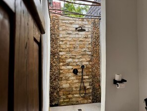 Deluxe Double Room | Bathroom | Shower, towels, toilet paper - Habana Hotel  (Kuta)