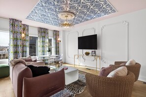 Smart TV, offices - High-End Karaoke + HotTub + Rooftop + Downtown Nashville Views | Girls Night Out (Nashville)