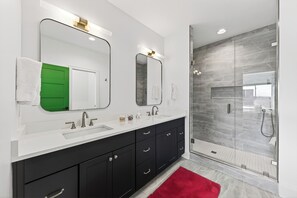 Shower, hair dryer, towels - High-End Karaoke + HotTub + Rooftop + Downtown Nashville Views | Girls Night Out (Nashville)