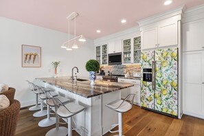 Fridge, microwave, oven, stovetop - High-End Karaoke + HotTub + Rooftop + Downtown Nashville Views | Girls Night Out (Nashville)