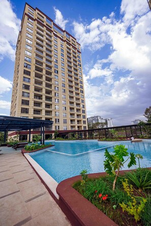 Outdoor pool - Cozy Studio Apartment in Kilimani near Yaya Centre (Nairobi)