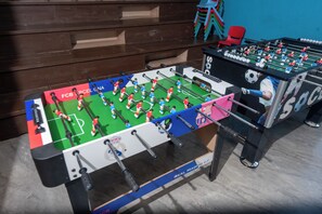 Ein Kicker mit Mannschaftswappen und einem Real Madrid G.F. Spielfeld.