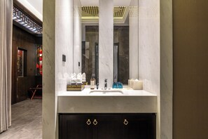 奢華雙人房, 庭園景觀 | 浴室 | 吹風機、拖鞋、毛巾、肥皂