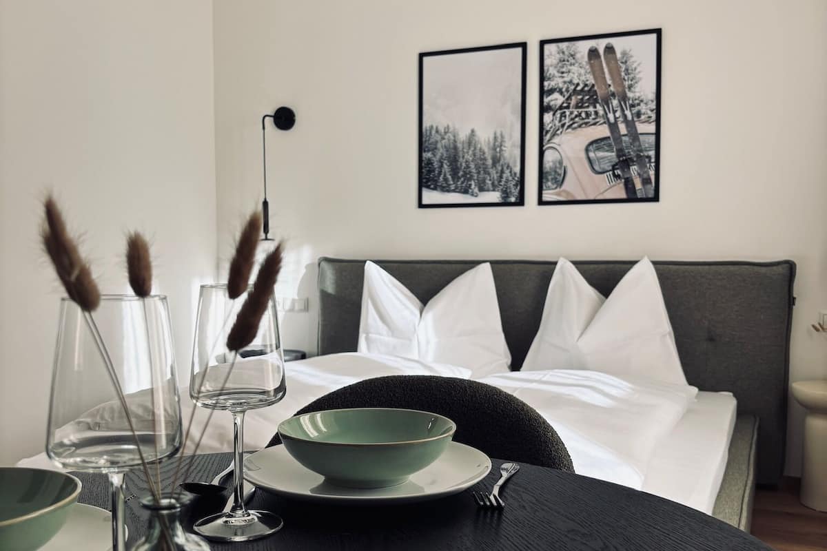 Appartement Deluxe, vue sur la montagne | Literie de qualité, espace de travail pour ordinateurs portables