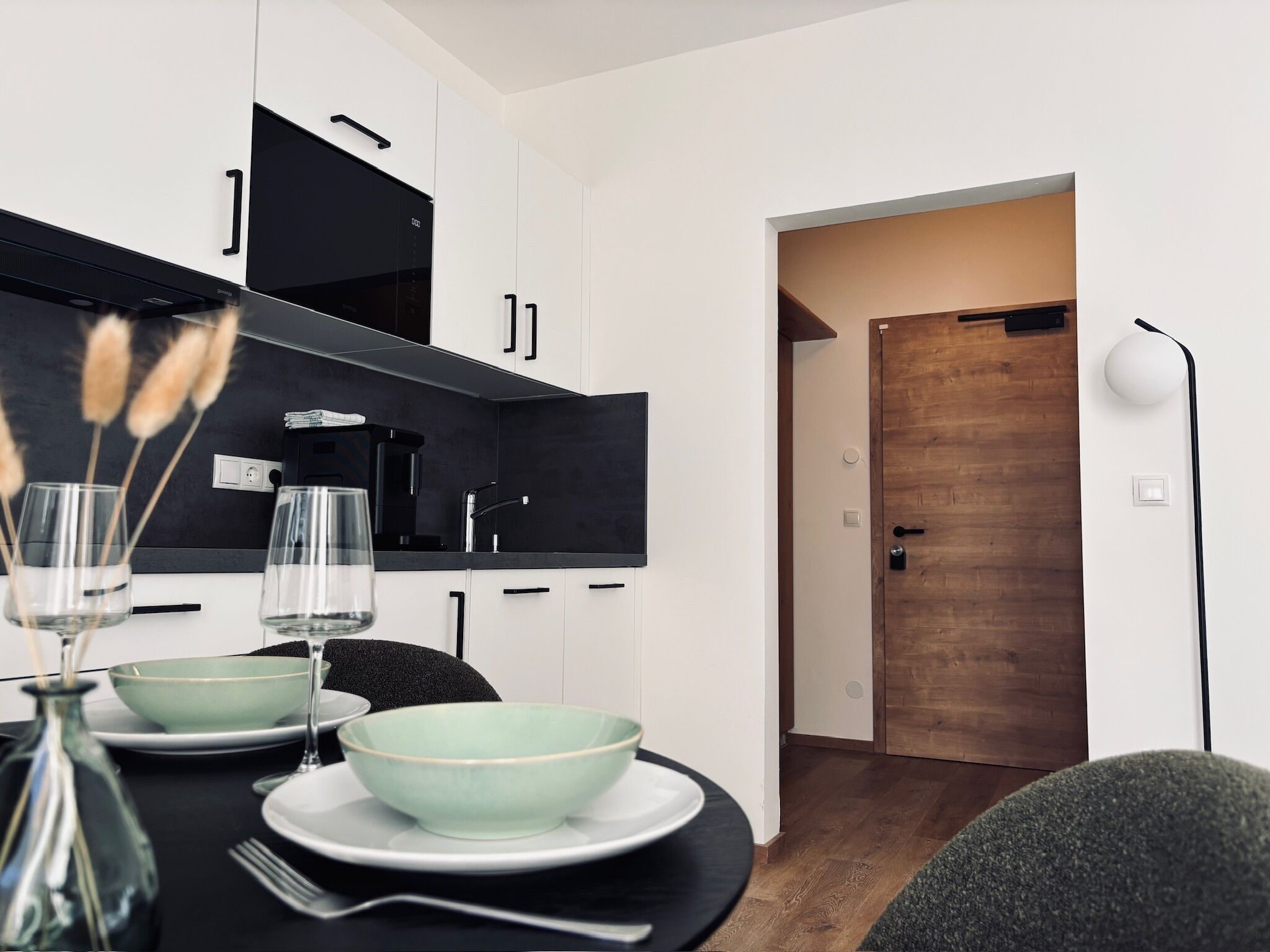 Frigorífico grande, microondas, horno y placa de cocina