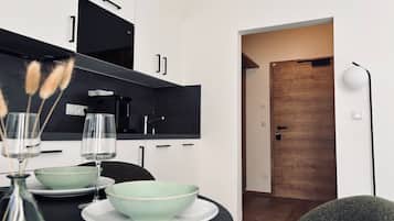 Frigorífico grande, microondas, horno y placa de cocina