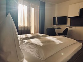 Ropa de cama de alta calidad, espacio para trabajar con laptop y cunas 