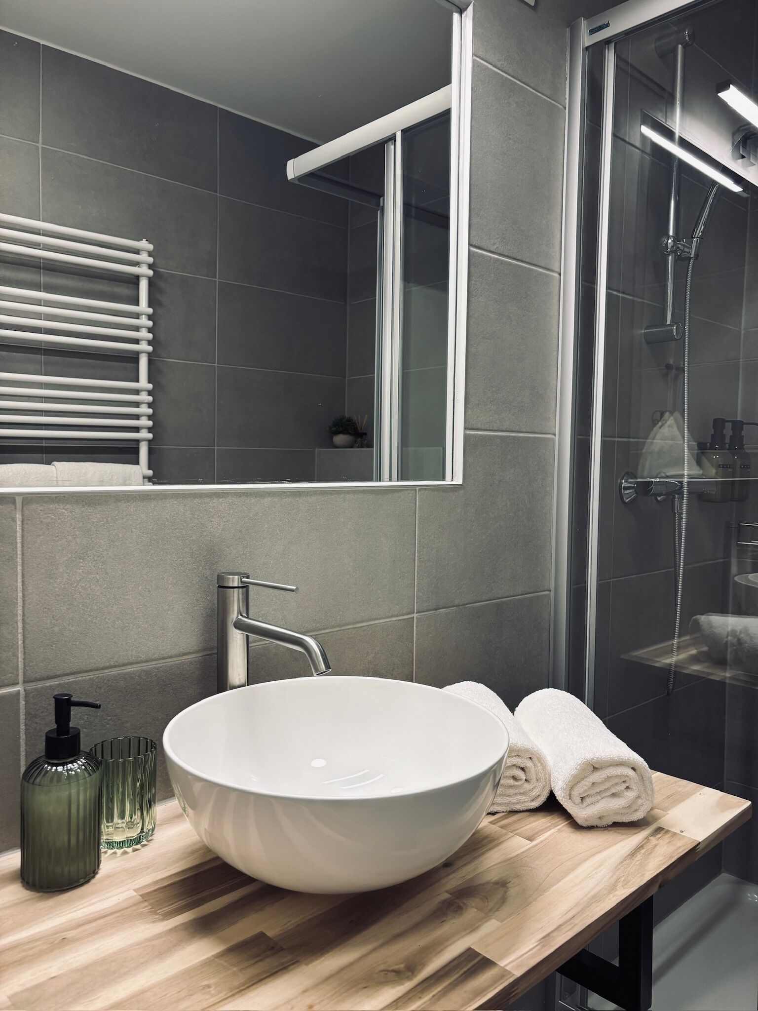 Dusche, kostenlose Toilettenartikel, Haartrockner, Handtücher