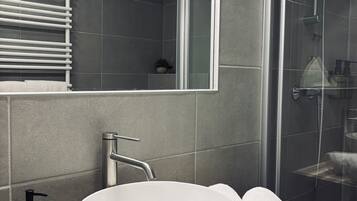 Dusche, kostenlose Toilettenartikel, Haartrockner, HandtĂŒcher