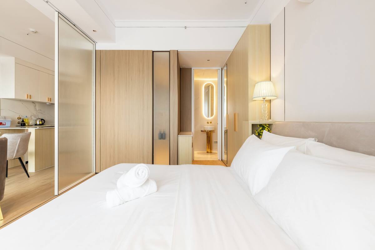 Apartamento clásico, vistas al río | Espacio para trabajar con un portátil y tabla de planchar con plancha