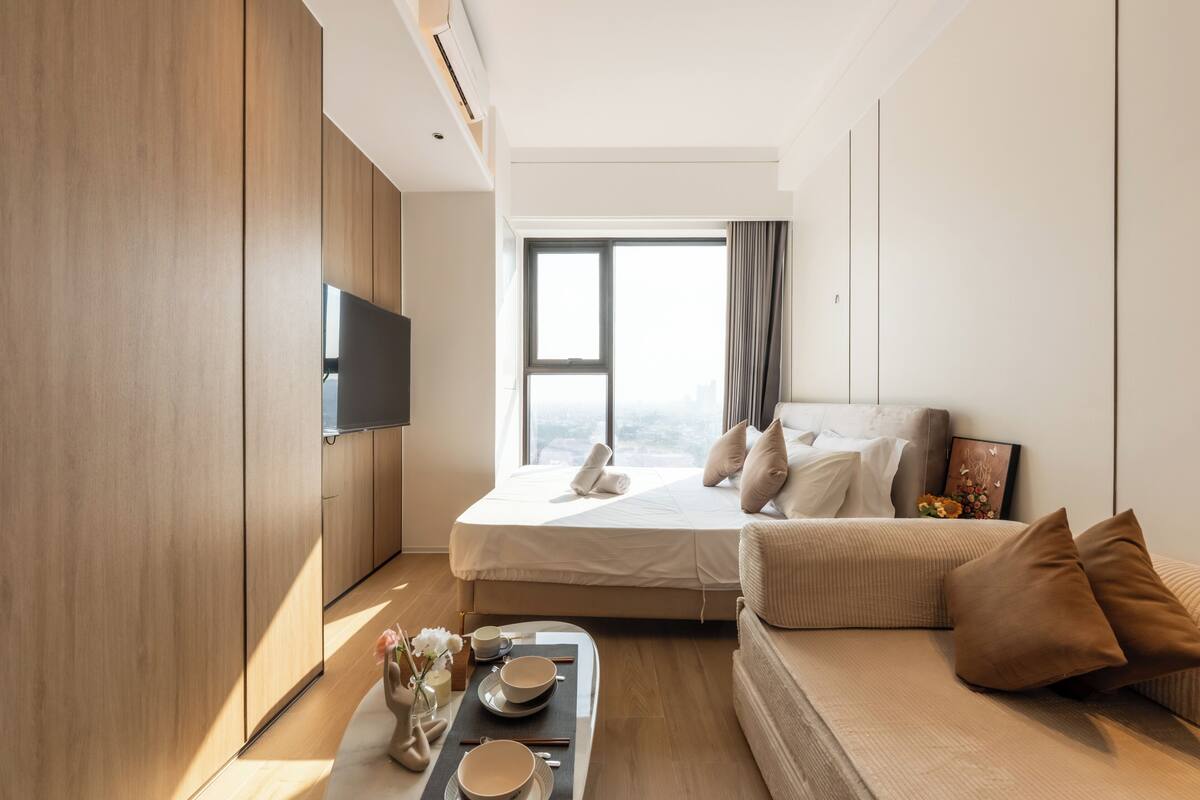 Estudio Confort, vistas al río | Espacio para trabajar con un portátil y tabla de planchar con plancha