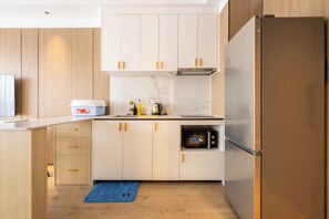 Apartamento clásico, vistas al río | Cocina privada | Frigorífico, microondas, placa de cocina y utensilios de cocina