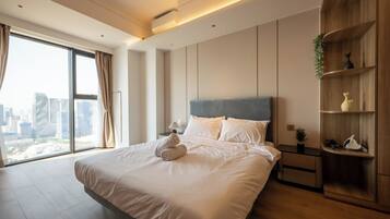 Laptop workspace, iron/ironing board, free WiFi