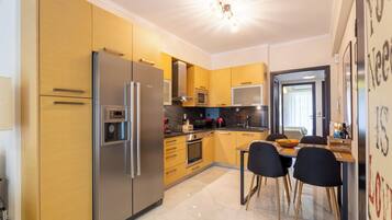 Frigorifero, forno, piano cottura, lavastoviglie