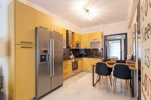 Frigorifero, forno, piano cottura, lavastoviglie