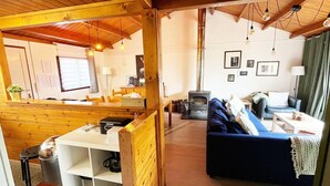 Una sala acogedora con un sofá, una mesa y una chimenea.