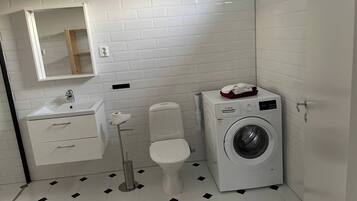 Apartment, 2 Bedrooms, Balcony | Bathroom