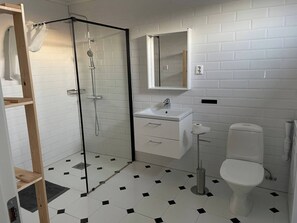 Apartment, 2 Schlafzimmer, Balkon | Badezimmer