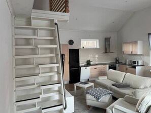 Apartment, 2 Schlafzimmer, Balkon | Wohnzimmer