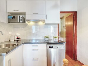 Fridge, microwave, dishwasher, cookware/dishes/utensils - Centro peatonal Roses by Interhome (Roses)