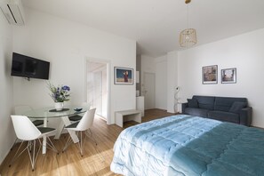1 bedroom, in-room safe, iron/ironing board, travel cot - Luxury meets relaxation. An exclusive Studio Apartment on the Salerno seafront. (Salerno)