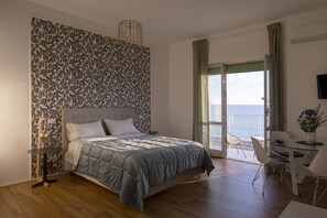 1 bedroom, in-room safe, iron/ironing board, travel cot - Luxury meets relaxation. An exclusive Studio Apartment on the Salerno seafront. (Salerno)