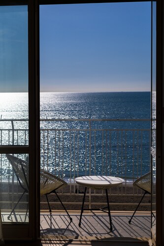 Luxury meets relaxation. An exclusive Studio Apartment on the Salerno seafront.