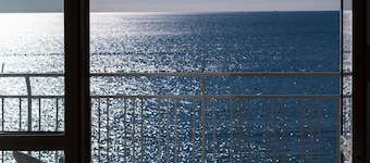 Luxury meets relaxation. An exclusive Studio Apartment on the Salerno seafront.