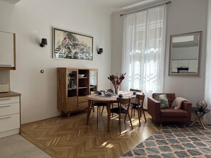 Dining - At Opera House 1-bedroom large apartment in Budapest with AC (Budapest)