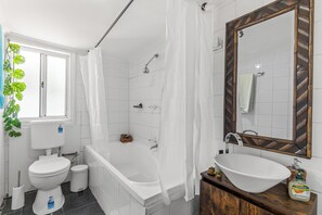 Serviettes fournies, savon, papier toilette