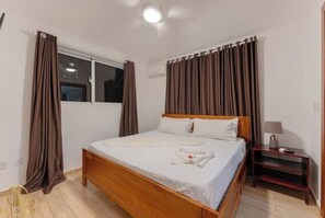Tabla de planchar con plancha, wifi y ropa de cama 